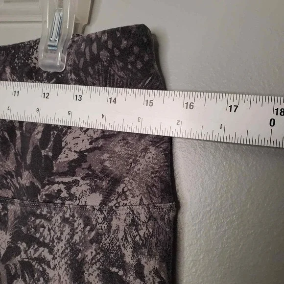 Style & Co Sport Women's‎ Size L Workout Capris Gray Animal Print Gym Leggings - Picture 5 of 7